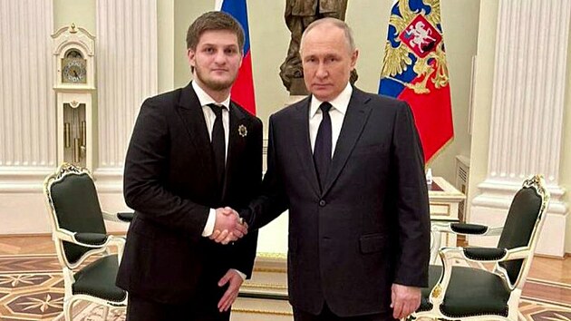 Rusk prezident Vladimir Putin a Akhmat Kadyrov, syn eenskho vdce Ramzana Kadyrova