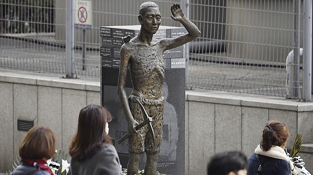 Socha Jihokorejce v Soulu pipomnajc utrpen lid, kte byli nucen nasazeni v letech japonsk okupace (6. bezna 2023)
