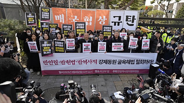 Aktivist se v pondl na protest proti Soulem pijatmu plnu seli ped jihokorejskm ministerstvem zahrani. daj pm kompenzace od japonskch firem a omluvu od japonsk vldy. (6. bezna 2023)
