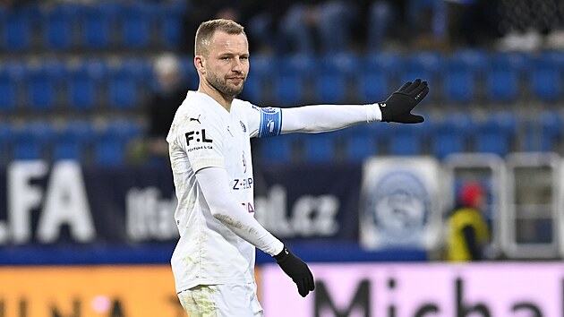 Michal Kadlec ze Slovcka v duelu s Mladou Boleslav.