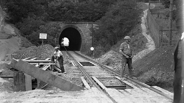 Bohdalecký tunel těsně před svým koncem v letech 1927–1929. Tehdy byl kopec nad ním odtěžen, tunel zbourán a nahrazen širokým zářezem. GPS: 50.0569978N, 14.4592536E