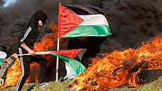 Gaza. Palestinské protesty proti raziím izraelské armády na Západním behu...