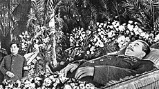 D�m odbor�, Moskva. �lenové politbyra u rakve Josifa Stalina (6. b�ezna 1953)