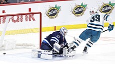 NÁVRAT DO KANADY. Gólman David Rittich v uplynulé sezon NHL psobil znovu v Kanad. Po Calgary a Torontu tentokrát hájil brankovit Winnipegu, kde kryl záda hvzdnému Connoru Hellebuyckovi