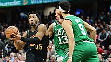Darius Garland (vlevo) z Clevelandu a dvojice Malcolm Brogdon (13) a Derrick...