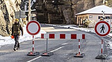 Zna�ky se zákazem vjezdu a vstupu na uzav�ené silnici na výjezdu z H�enska...