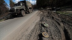 Ukrajinské vojenské vozidlo projídí kolem min v Charkovské oblasti (7. íjna...