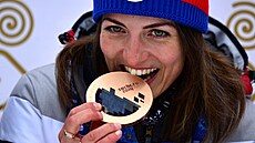 Jitka Landová s bronzovou medailí české ženské biatlonové štafety ze ZOH v Soči.