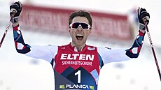 Norský sdruená Jarl Magnus Riiber se raduje z vítzství na MS.