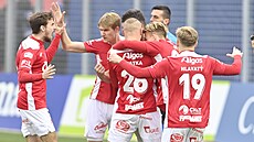Pardubi�tí fotbalisté slaví branku proti Baníku Ostrava.