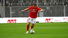 Brn�nský stoper Jakub �ural nakopává mí� v zápase se Zlínem.