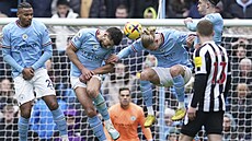 Hrái Manchesteru City blokují ve zdi stelecký pokus Newcastlu.