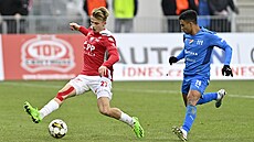 Eduardo Cruz Lopes z Ostravy p�ihlí�í kli�kám Vojt�cha Sychry z Pardubic.