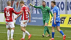 Branká� Jan La�t�vka z Ostravy dává pokyny svým spoluhrá��m v zápase s...