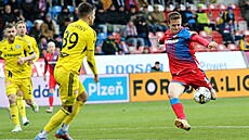 Plzeský záloník Jan Kopic stílí v zápase s Olomoucí.