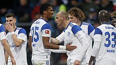 Alex Král slaví se spoluhrái ze Schalke branku proti Bochumi.