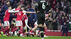Fotbalisté Arsenalu slaví vítěznou trefu Reisse Nelsona proti Bournemouthu.