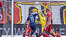 Brnaká� Unionu Berlín Frederik Rönnow vyrá�í mí� b�hem utkání s Kolínem nad...