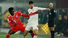 Alphonso Davies z Bayernu Mnichov brání Gila Diase ze Stuttgartu.