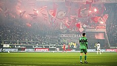 Stuttgartský branká� Fabian Bredlow pozoruje choreo fanou�k� Bayernu Mnichov.
