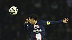 Kapitán PSG Marquinhos hlavikuje v ligoém utkání proti Nantes.