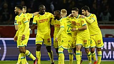 Fotbalisté Nantes slaví vyrovnání proti PSG.