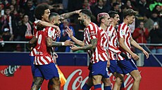 Fotbalisté Atlética Madrid slaví gól proti Seville.