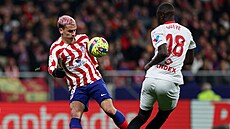 Antoine Griezmann z Atlética Madrid a Pape Gueye ze Sevilly bojují o mí.