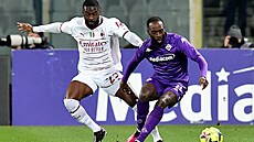 Fikayo Tomori z AC Milán se snaí zastavit postup Jonathana Ikoného z...