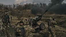 Ukrajinští vojáci střílejí ze samohybné houfnice na ruské pozice poblíž...