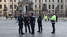 Policisté upravili zátarasy v p�ední �ásti Hrad�anského nám�stí. Vytvo�il se...