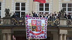 Pavel po sloení slibu vystoupil spolu s manelkou Evou na balkon na tetím...