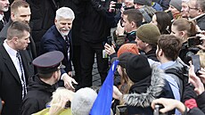 Prezident Petr Pavel se zdraví s píznivci. (9. bezna 2023)