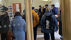 P�i inauguraci si lidé na nádvo�í krátí chvíli i ve front� na po�tovní známky....