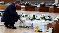 Mu� se lou�í s ob�tmi námo�ního ne�t�stí, p�i kterém u b�eh� Itálie zahynulo...