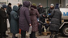 Lidé ekají ve front na pídl mléka v ukrajinském Kupjansku. (25. února 2023)