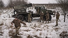 Ukrajintí písluníci 14. samostatné mechanizované brigády stojí na své pozici...