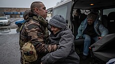 Mu z ukrajinského evakuaního týmu pomáhá v Kupiansku starí en. (27. února...