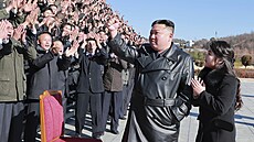 Vůdce Severní Koreje Kim Čong-un a jeho dcera se zdraví s pracovníky, kteří se... | na serveru Lidovky.cz | aktuální zprávy