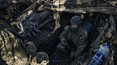 Ukrajinští vojáci střeží své pozice v zákopu poblíž Bachmutu. (5. března 2023)
