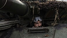 Ukrajintí vojáci v tanku poblí Bachmutu (5. bezna 2023)