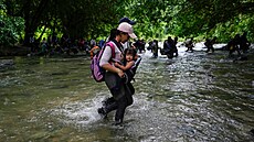 Migranti mí�í p�es pás Darién mezi Kolumbií a Panamou v nad�ji, �e se dostanou...