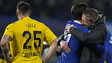 Ben Chilwell v objetí s trenérem Chelsea Grahamem Potterem po vít�zném...