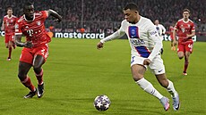 Kylian Mbappé s míem v utkání proti Bayernu.