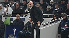 Trenér AC Milán Stefano Pioli bhem utkání proti Tottenhamu.