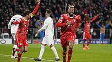 Eric Maxim Choupo-Moting oslavuje vstelený gól proti PSG, který posléze...