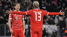 Eric Maxim Choupo-Moting z Bayernu slaví vstelený gól proti PSG.