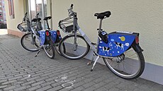 Na Vysočině zavedla sdílená kola jako první Jihlava. V jejích ulicích se loni objevilo celkem 112 bicyklů s osmi převody a zabudovanou GPS. První čtvrthodina je zdarma, celodenní ježdění vyjde na tři stovky. I zde je nutné použít aplikaci Nextbike.