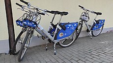 Na Vysoin zavedla sdílená kola jako první Jihlava. V jejích ulicích se loni objevilo celkem 112 bicykl s osmi pevody a zabudovanou GPS. První tvrthodina je zdarma, celodenní jední vyjde na ti stovky. I zde je nutné pouít aplikaci Nextbike.