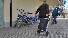 Na Vysočině zavedla sdílená kola jako první Jihlava. V jejích ulicích se loni objevilo celkem 112 bicyklů s osmi převody a zabudovanou GPS. První čtvrthodina je zdarma, celodenní ježdění vyjde na tři stovky. I zde je nutné použít aplikaci Nextbike.